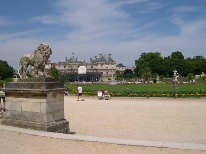  lion sculpté dans le jardin du Luxembourg